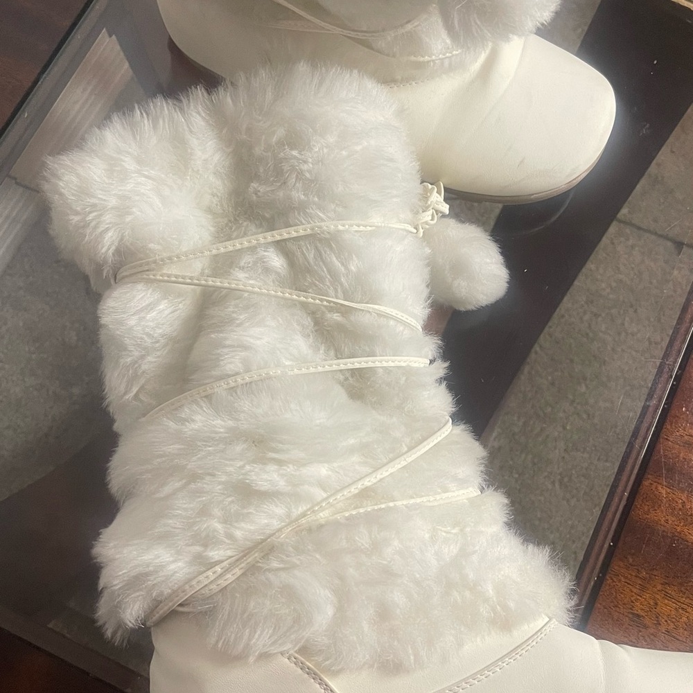 Women's White Faux-Fur Pom-Pom Winter Boots - Picture 5 of 11